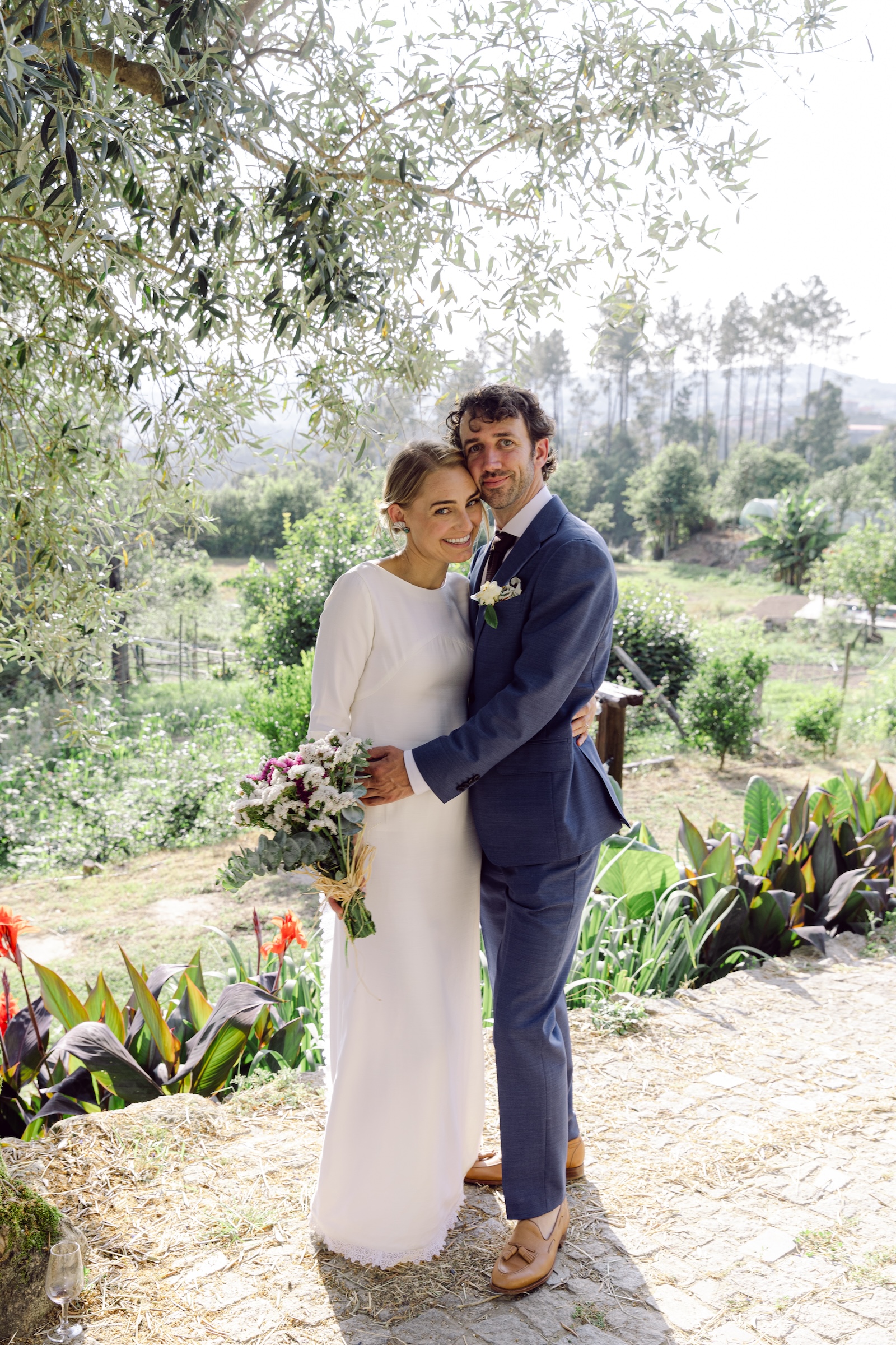 Bride and groom kissing in Portugal